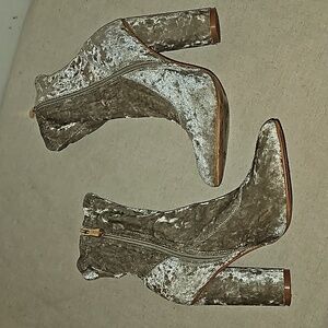Womens sz 7 Cape Robbin velvet heeled boots. Side zippers Beautiful